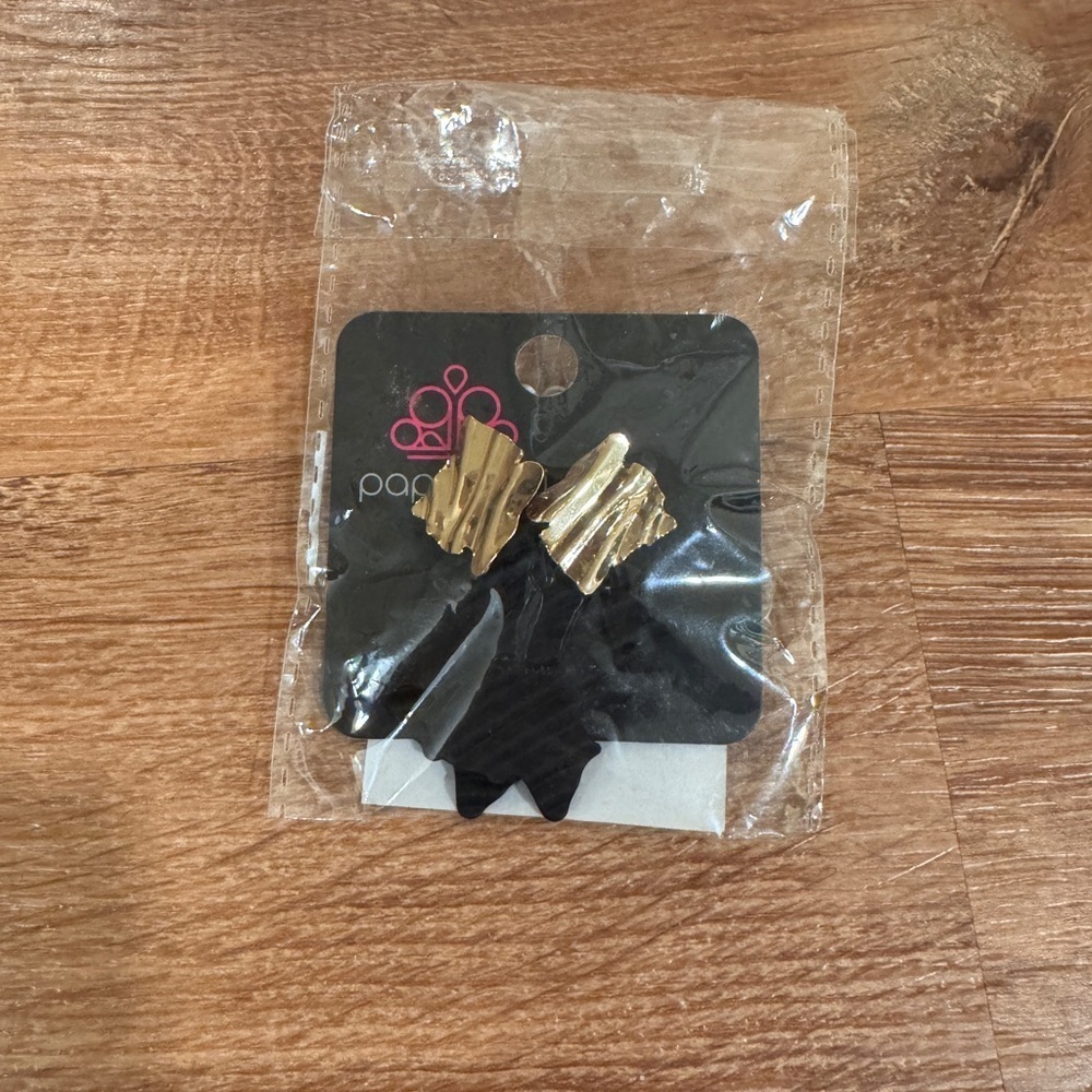 Paparazzi gold toned and black earrings​​​​